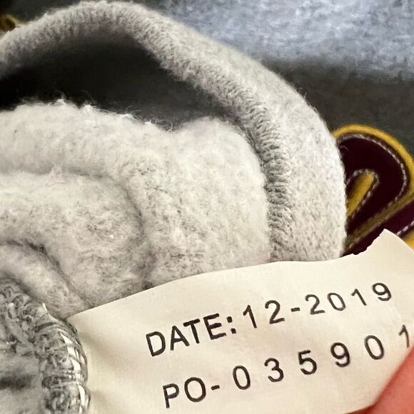 Harry Potter Universal Studios Gryffindor Sweatshirt - Picture 5 of 6